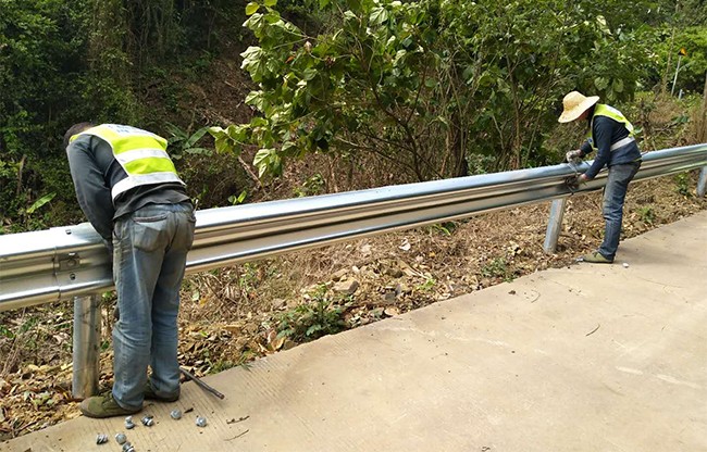阿拉善高速公路护栏的定期维护与保养