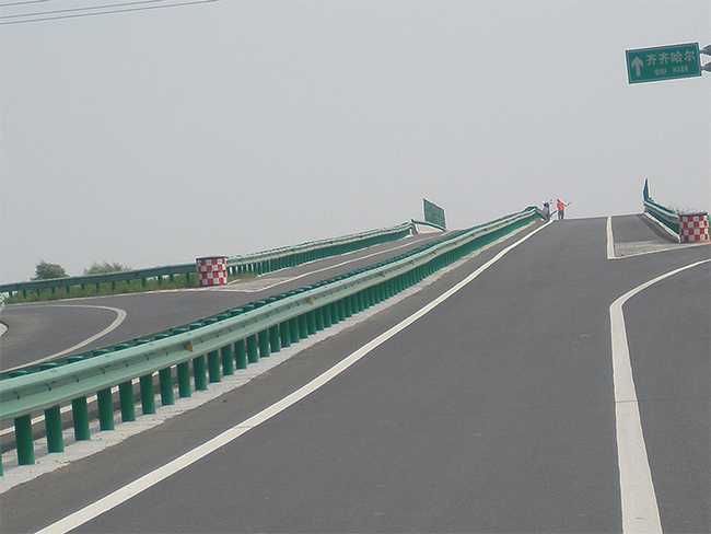 阿拉善高速公路护栏的材质与规格