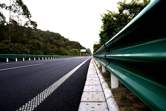 阿拉善高速公路护栏的常用类型