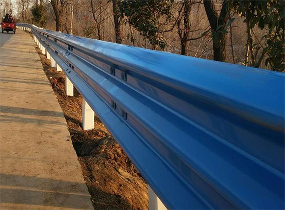 阿拉善公路波形护栏板的优点